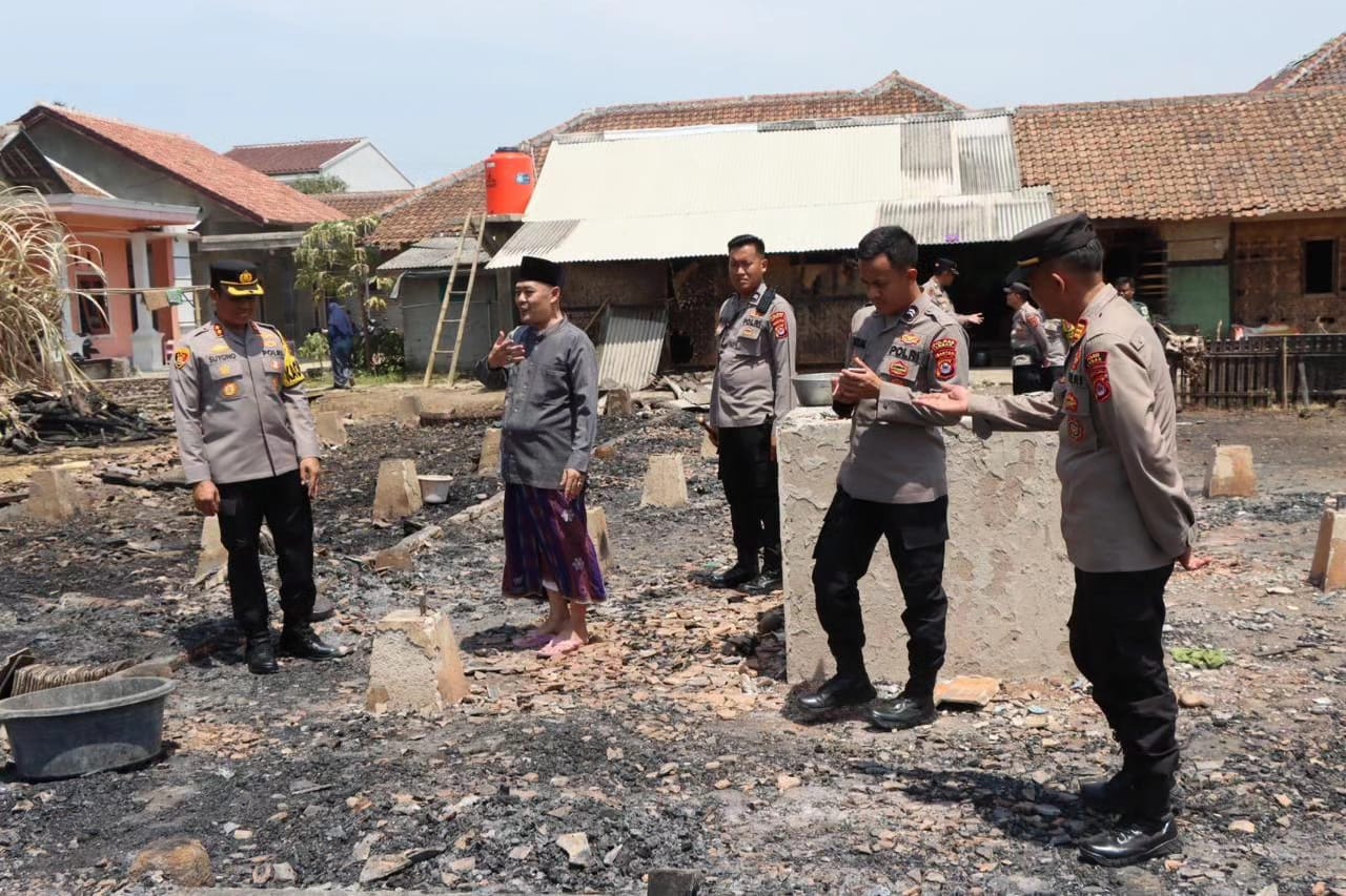 Kapolres Lebak  Berikan Bantuan Terhdap Ponpes Miftahul Ulum Yang Mengalami Musibah Terjadinya Kebakaran