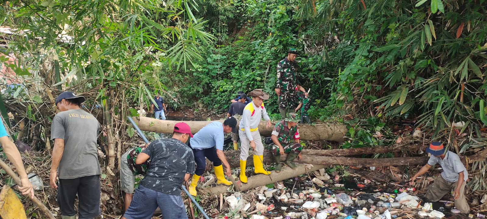 Camat Kota Bersama Danramil 1908 Purwakarta Beserta Masyarakat Lakukan Giat Gotong Royong Bersihkan Aliran Sungai 