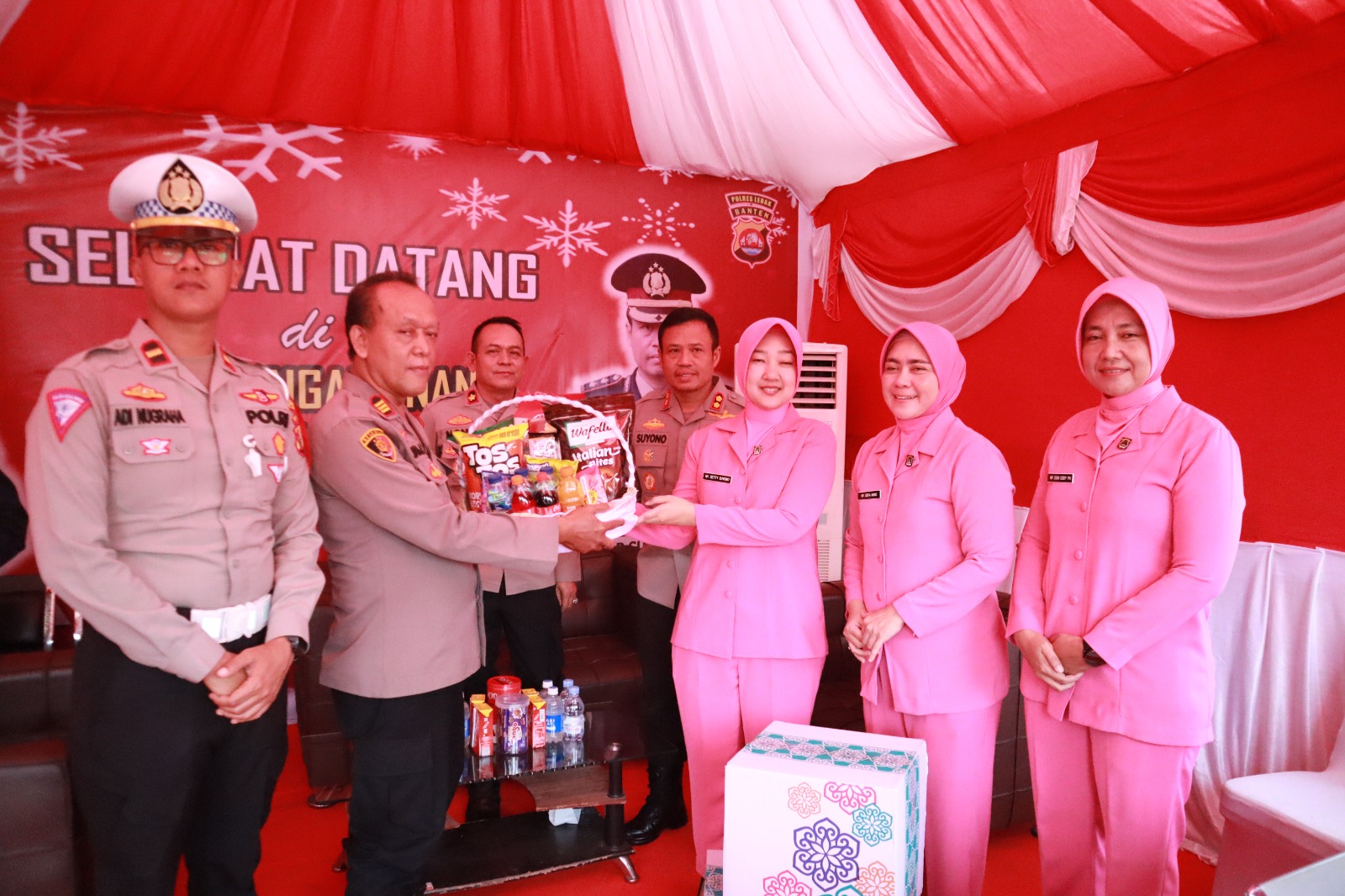 Kapolres Lebak Beserta Ibu Ketua Bhayangkari Cabang Lebak Kunjungi Pospam Nataru di Kecamatan Rangkasbitung