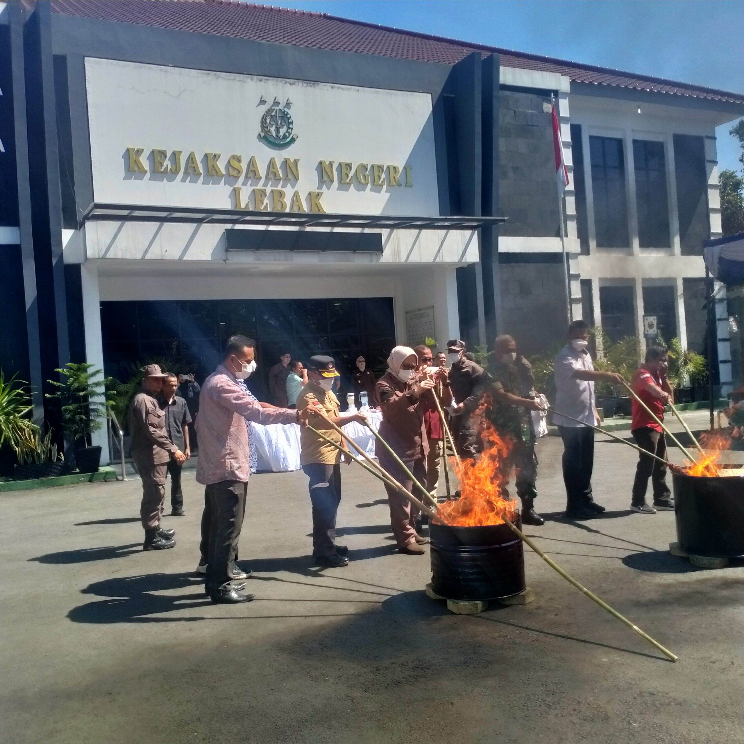 Kejari Lebak Musnahkan Puluhan Barang Bukti Tindak Pidana di 35 Kasus