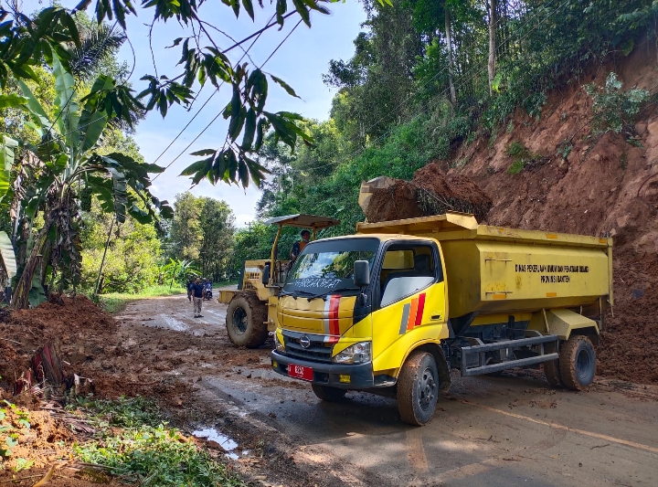 Antisipasi Longsor, DPUPR Banten Wilayah Lebak Siagakan Alat Berat dan Dump Truck