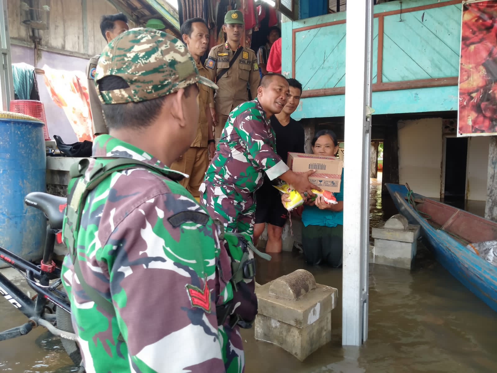 Tinjau Lokasi Banjir, Koramil 401-02/Babat Toman Bersama Forkopimcam Bagikan Sembako