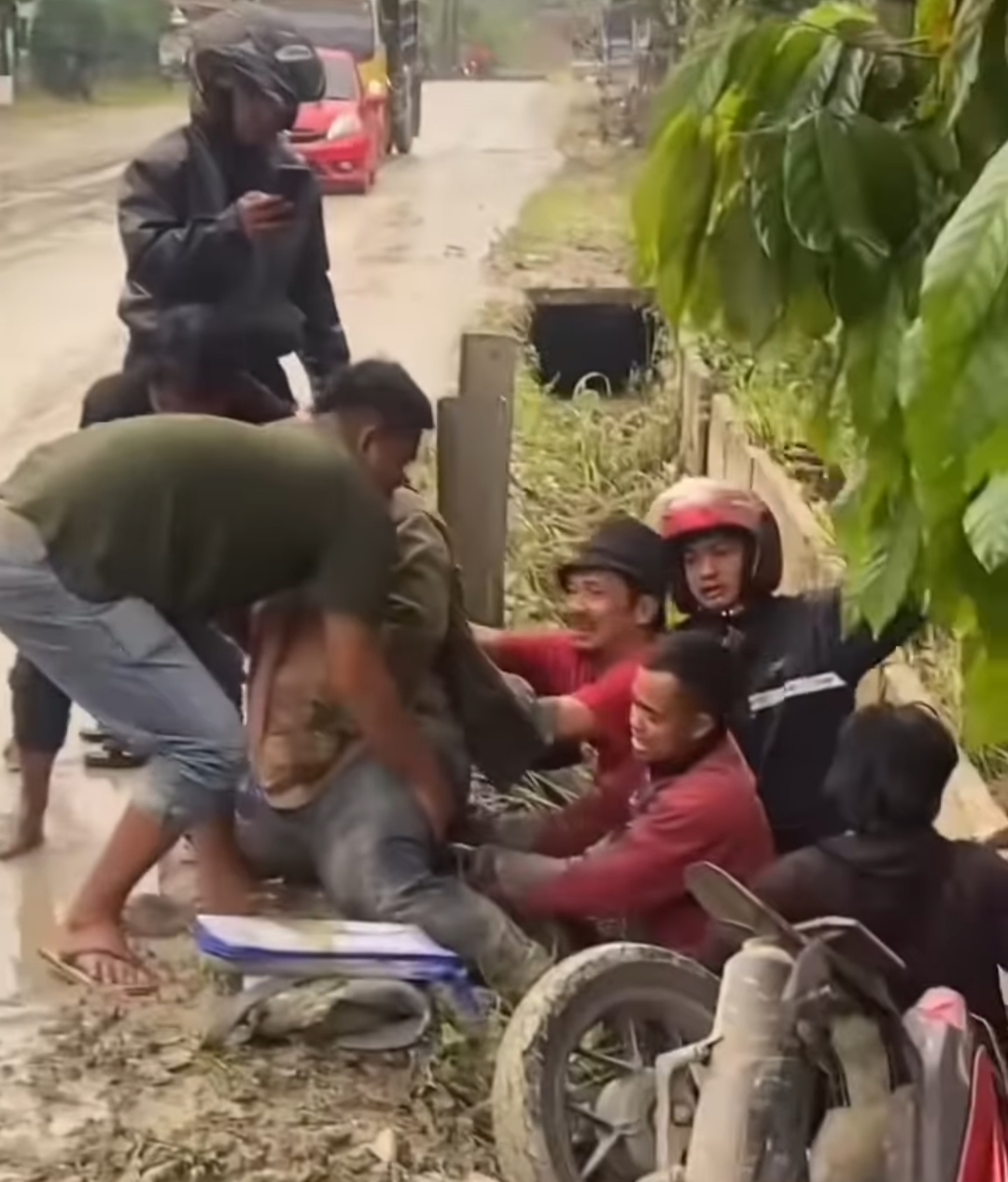 Diduga Akibat Adanya Galian Tanah Marah Seorang Pengendara R2 Berjenis Perempuan Terjatuh Hingga Masuk Kedalam Selokan