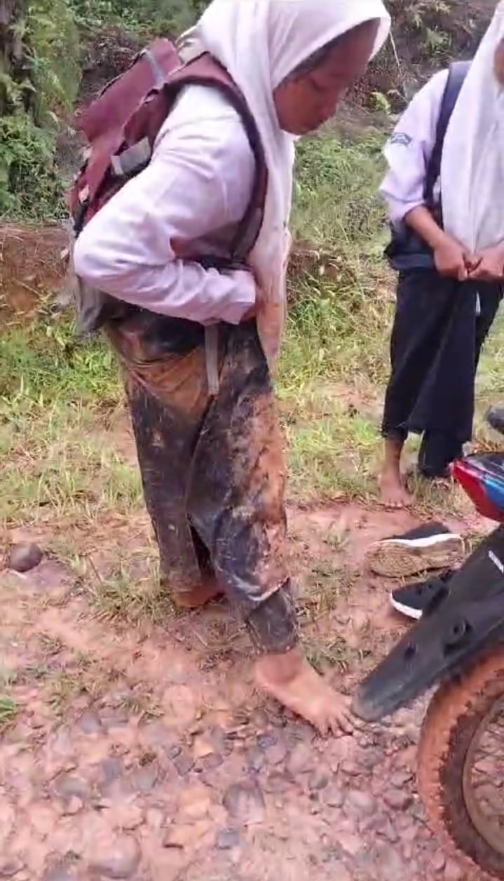 Sungguh Miris Nasib Anak SMPN 4 Plakat Tinggi Harus Berkubang Lumpur Saat Berangkat ke Sekolah Demi Meraih Pendidikan