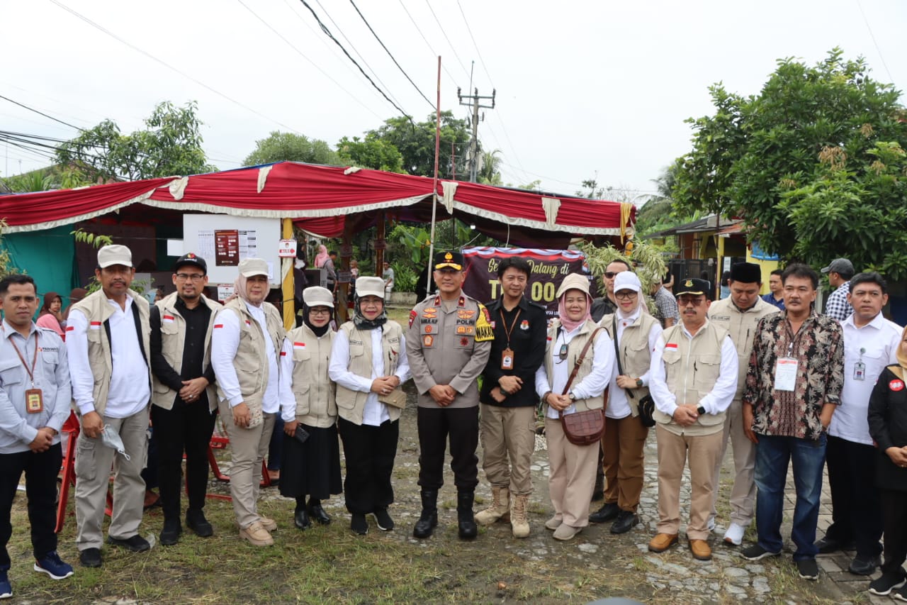 Kapolres Lebak Dan Wakapolda Banten Beserta Forkopimda Provinsi Banten Tinjau TPS Pemilu 2024 di Kabupaten Lebak