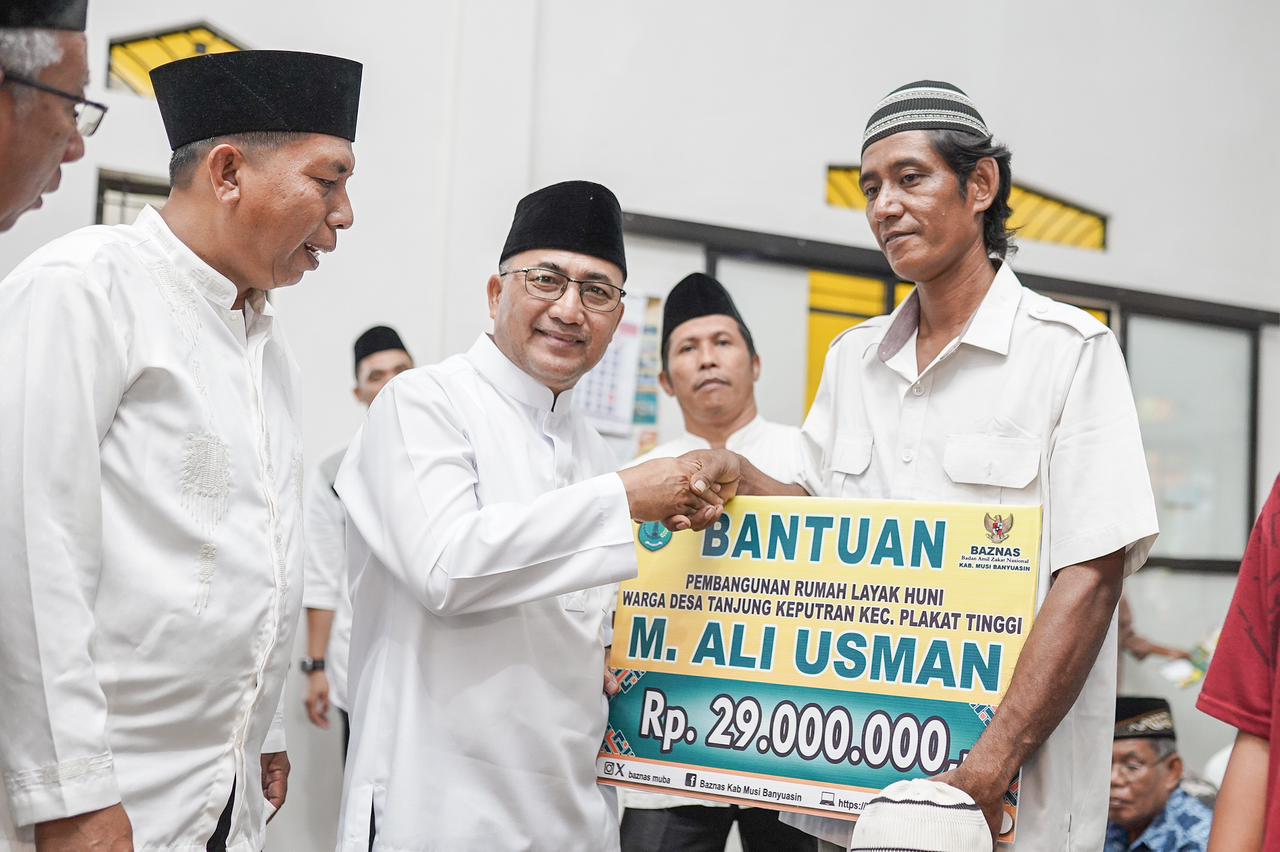 Pj Bupati Apriyadi Bawa Bantuan Bedah Rumah Hingga Paket Sembako