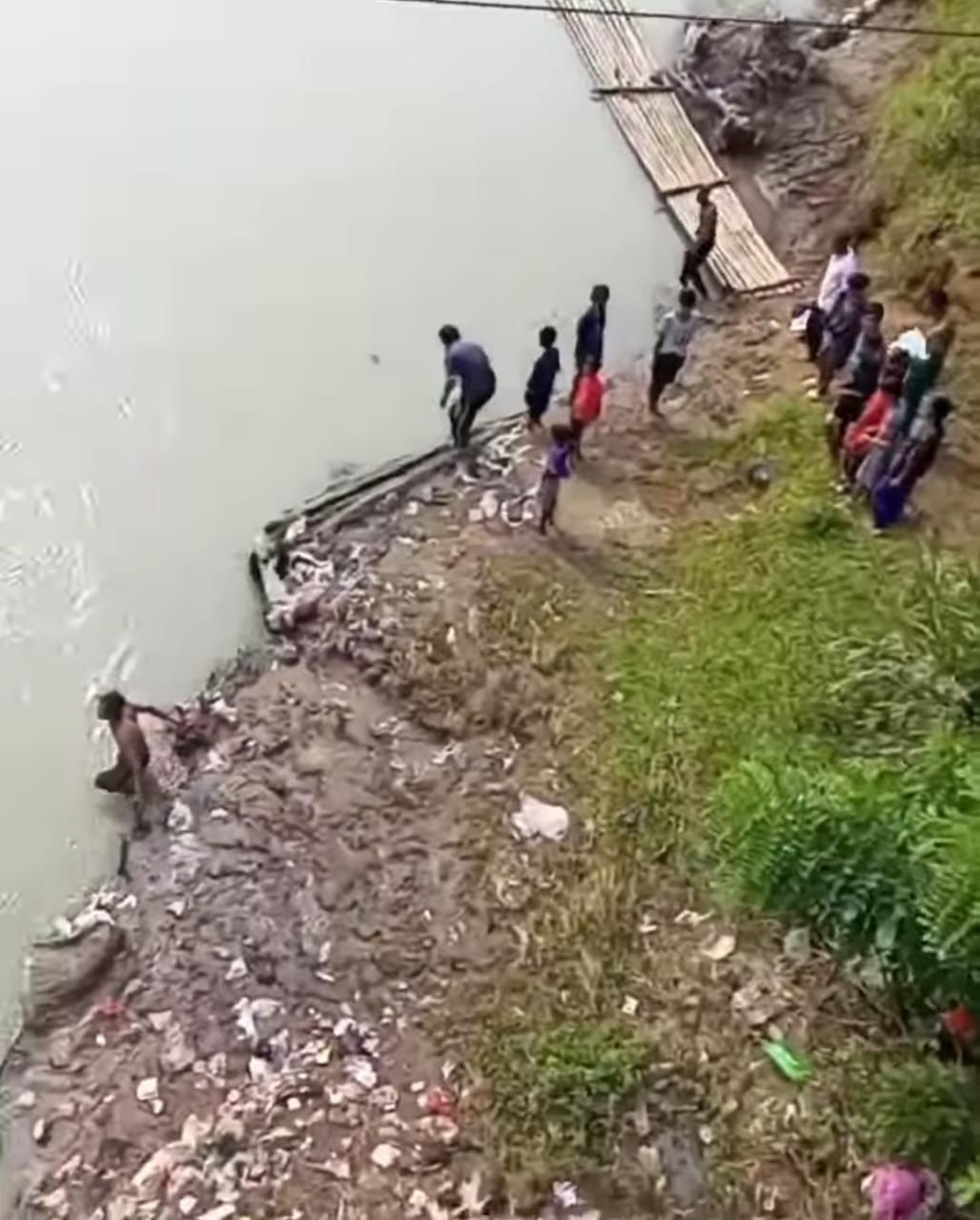 Saat Hendak Mandi Dua Anak Perempuan Hayut Terseret Arus Sungai Cisimeut