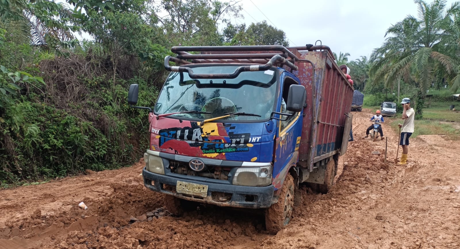 Jalan Penghubung Desa Bukit Indah-Desa Keramat Jaya Rusak Parah Warga Berharap Uluran Tangan Dari Pemerintah