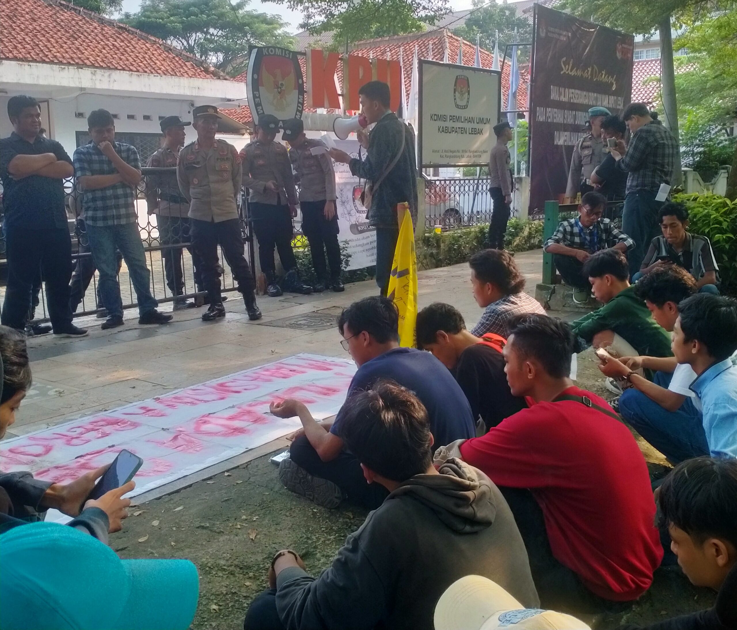 Diduga Adanya Indikasi Kepentingan KPU Kabupaten Lebak di Geruduk Aliansi Pemuda Lebak Menggugat