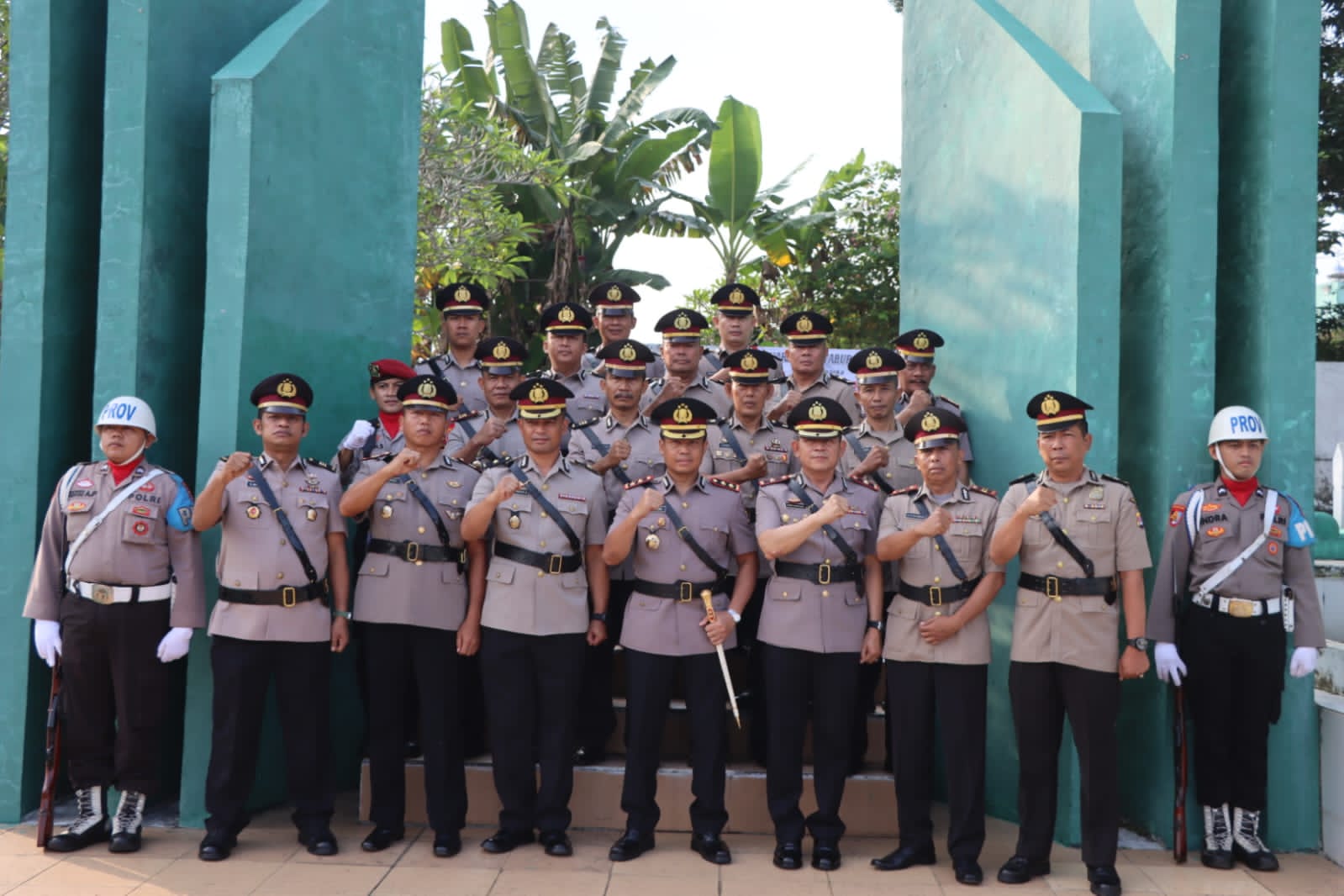 Dalam Rangka HUT Bhayangkara ke-78 Kapolres Lebak Pimpin Ziarah Serta Tabur Bunga di Tempat Makam Pahlawan Sirna Rana Rangkasbitung Kabupaten Lebak