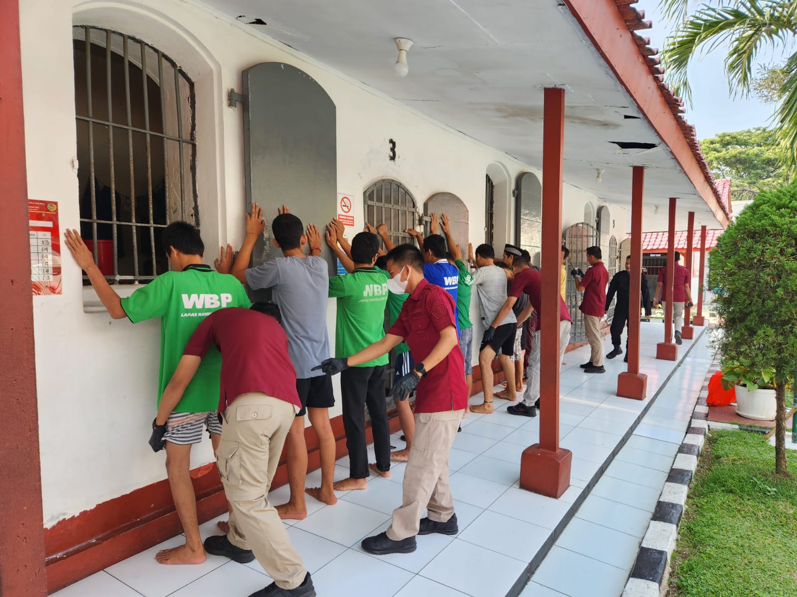 Guna Mewujudkan Bersih Dari Narkoba Kalapas Rangkasbitung Muhamad Khapi Pimpin Pengeledahan Kamar Hunian WBP 