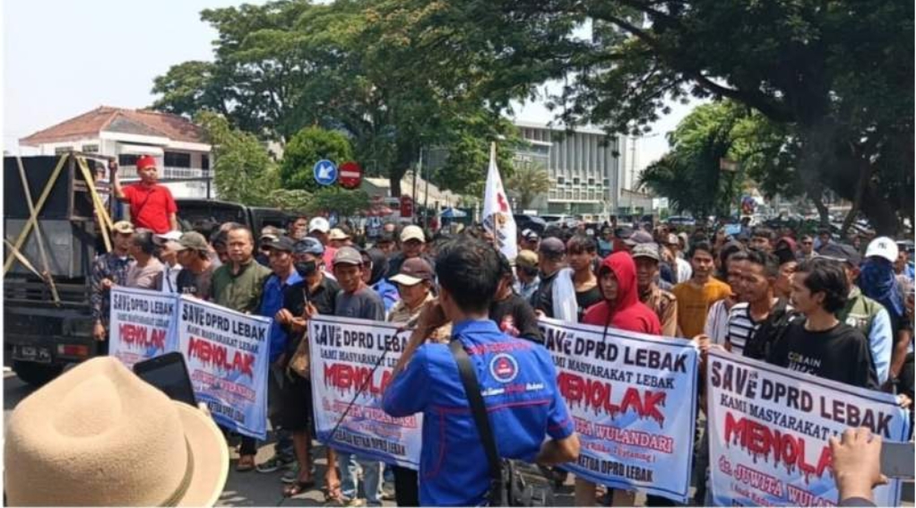 Ratusan Masa Aksi Unjukrasa Menuntut DPP PDIP Batalkan Ketu DPRD Lebak Yang Tidak di Rekomendasikan DPC