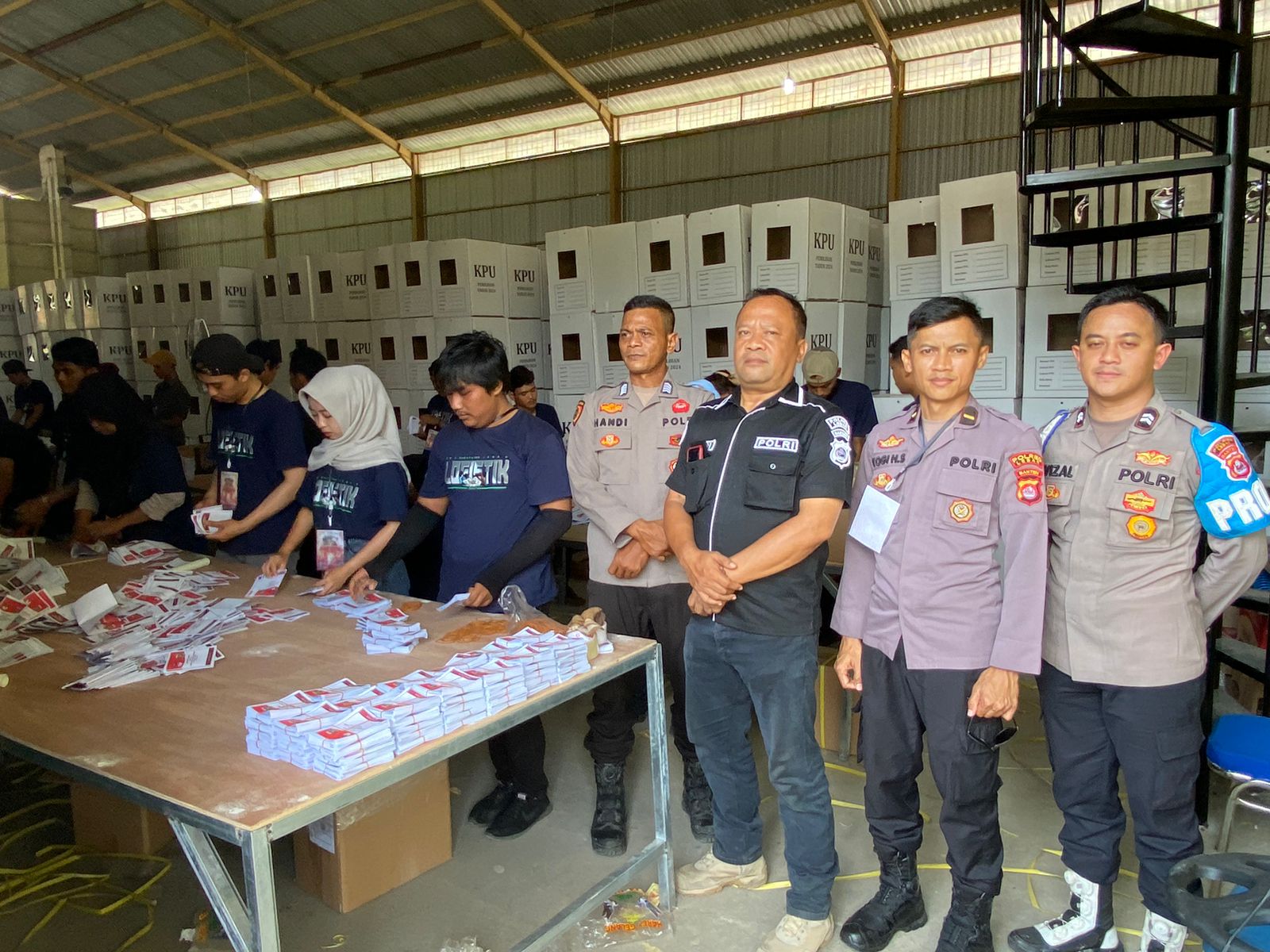 Sejumlah Anggota Mapolres Lebak Amakan Kegiatan KPU Dalam Melaksanakan Pelipatan Surat Suara Pemilukada Tahun 2024