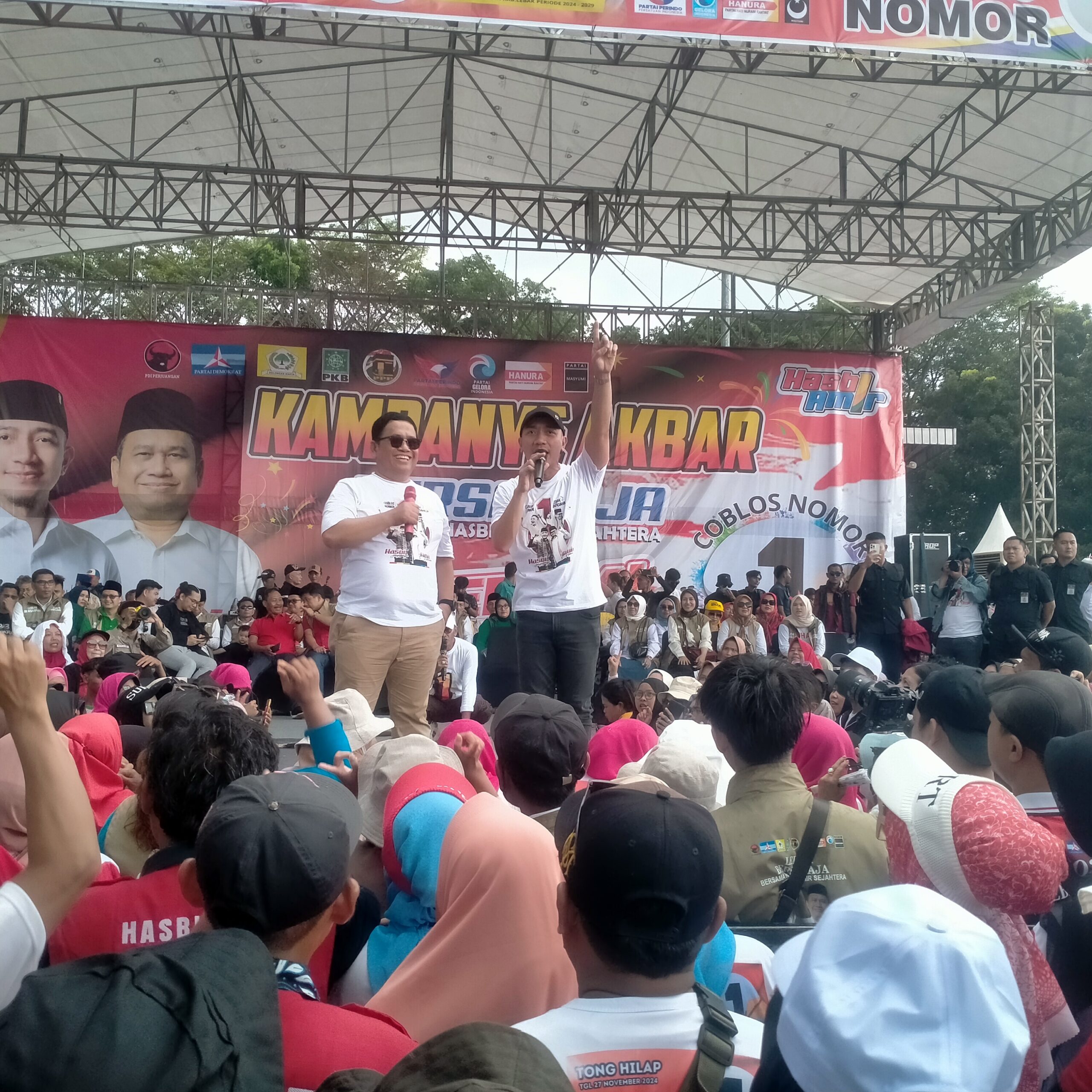 Puluhan Ribu Pendukung Mochamad Hasbi Asyidiki Jayabaya Padati  Stadion Uwes Qorny Pasir Ona