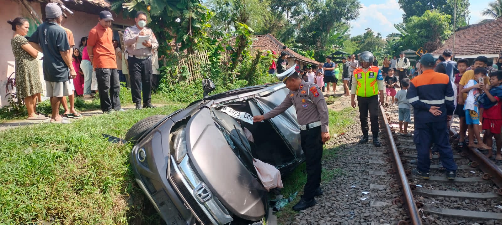 Tragis R4 Tertemper Kerata Api Saat Melintas di Perlintasan Tanpa Palang Pintu