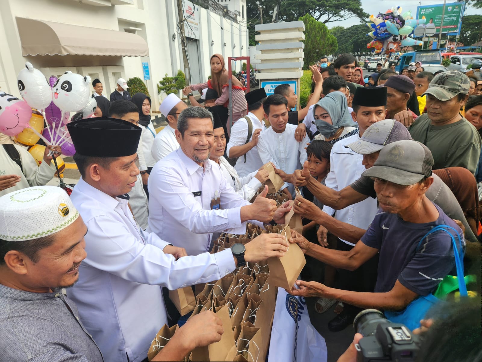Bersama Kakanwil Ditjenpas Banten, Lapas Rangkasbitung Gelar Kegiatan Berbagi Takjil di Wilayah Lapas Setempat