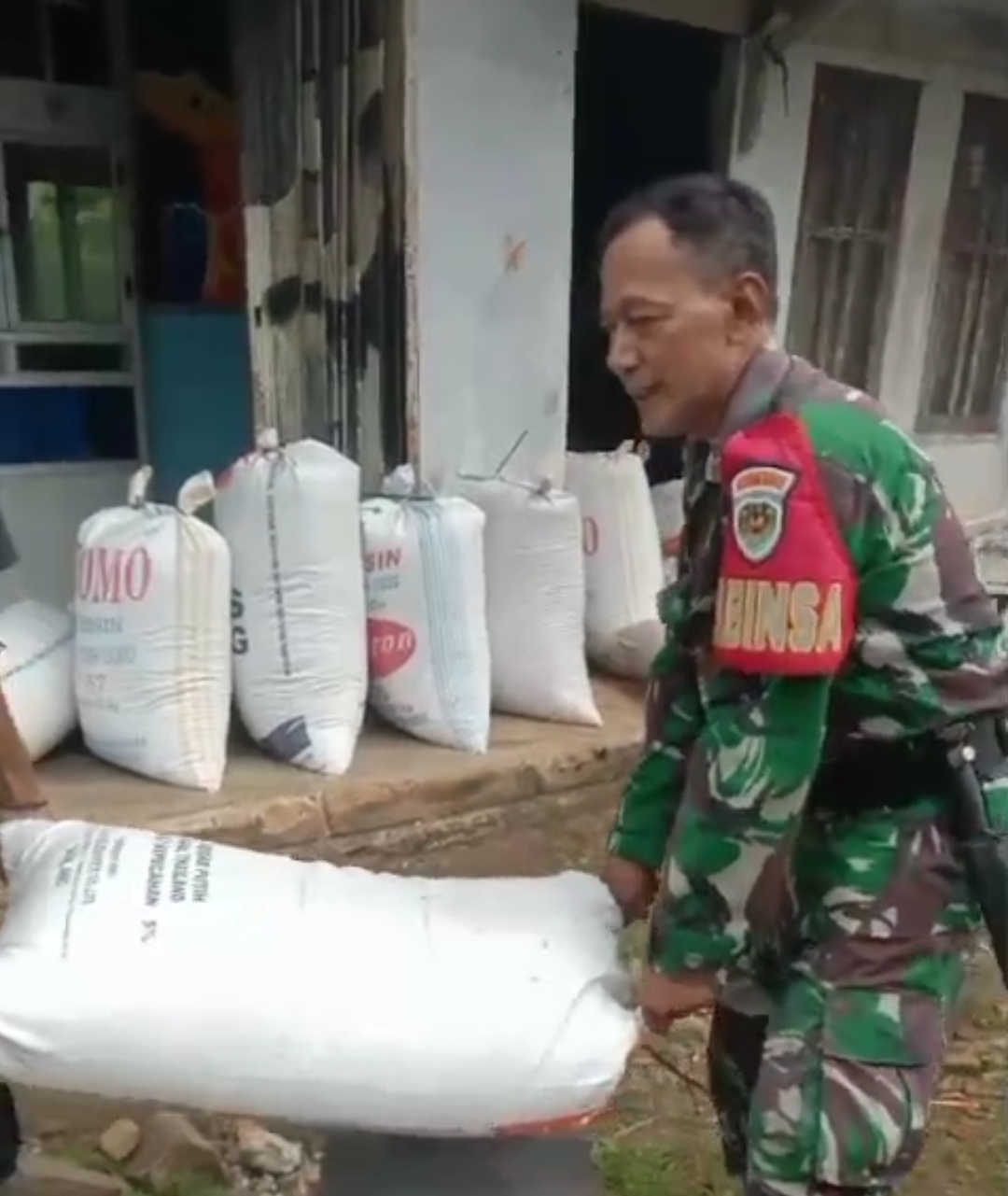 Hadir Di Tengah Petani, Babinsa Koramil 0302 Warunggunung Kawal Penyerapan Gabah Sesuai Harga Pemerintah