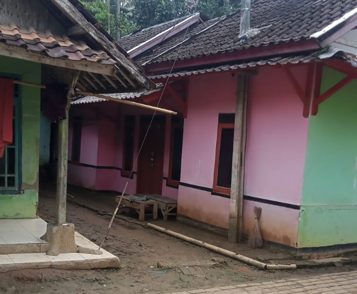 Satu keluarga Termasuk Balita Dilarikan Ke Rumah Sakit Akibat Tersengat Listrik Diduga Milik PLN Cabang Rangkasbitung