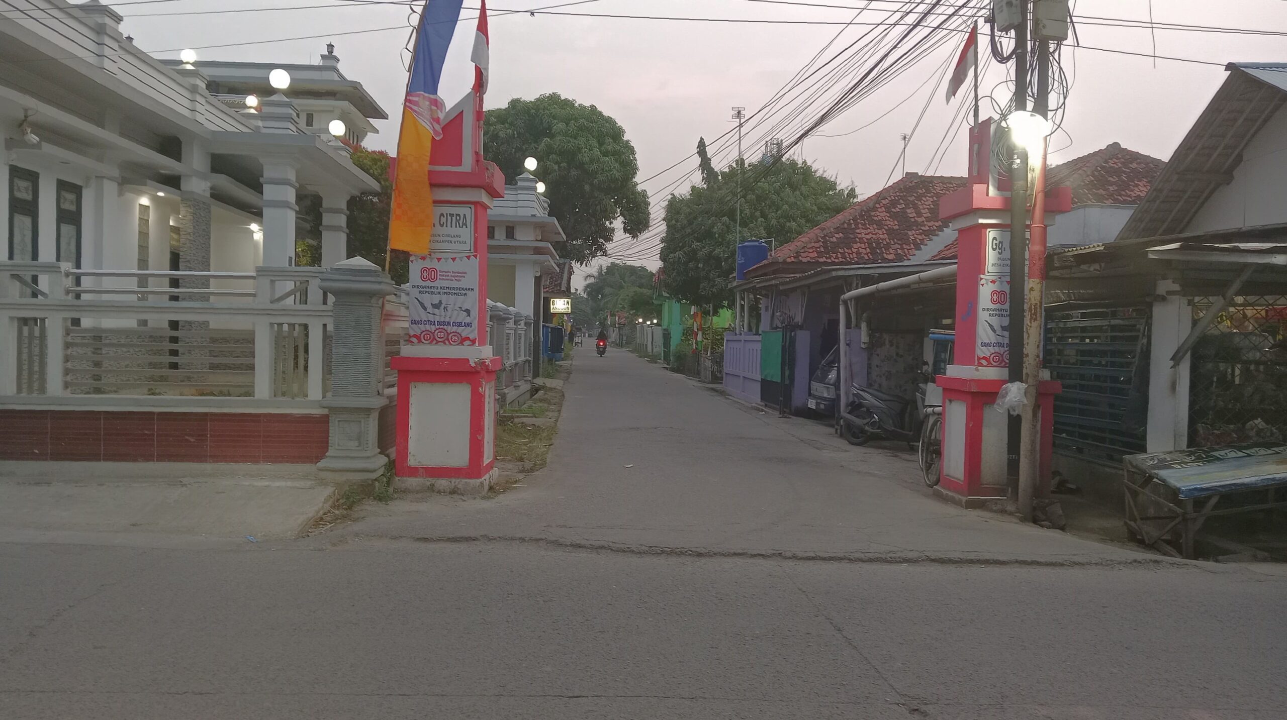 Ganggu Ketertiban Pemasangan Tiang Internet di Karawang Dikeluhkan Warga, Diduga Belum Kantongi Izin