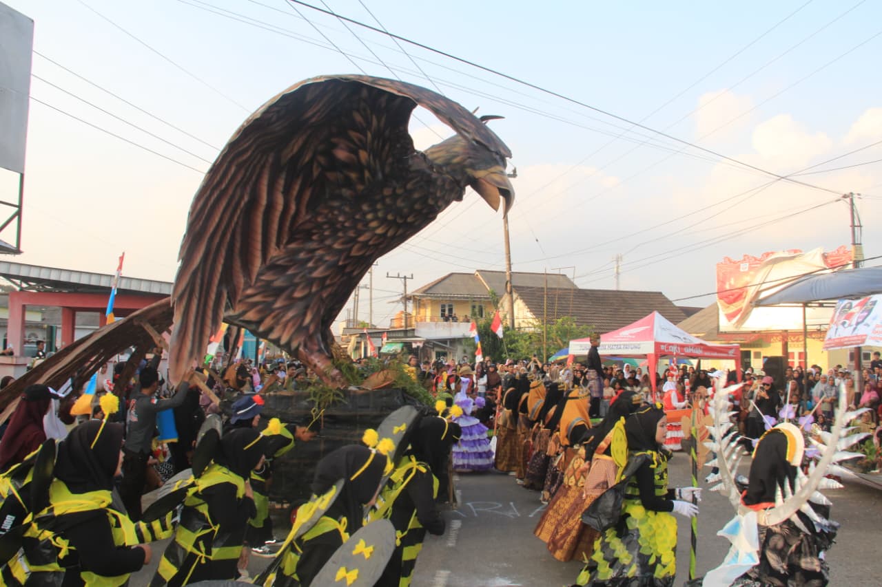 Atraksi Garuda hingga Panjat Pinang, Khoirul Ummah Payung Sabet Juara II Dalam Karnaval HUT RI ke 80 Tahun 2025