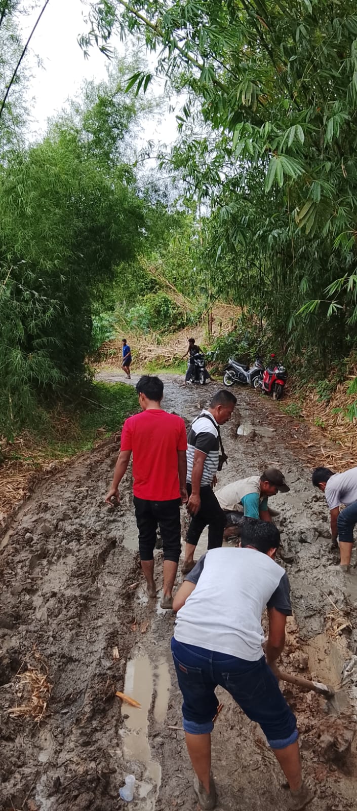 8 Tahun Jalan Hancur Dibiarkan, Warga Cimanggu Patungan Perbaiki Akses yang Seharusnya Jadi Tanggung Jawab Negara