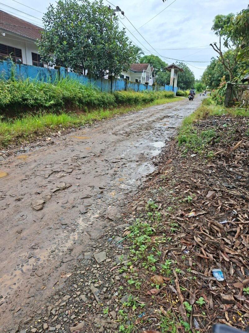 Ironis! SMKN 1 Cihara 14 Tahun Masih Numpang, Jalan Menuju Sekolah Hancur: Siswa Jadi Korban!